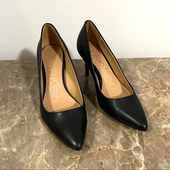 🎉HP🎉 Calvin Klein Pointed Heels Black W/ Gold Tone Logo Accent - Picture 3 of 8